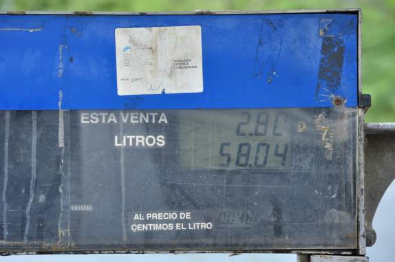 Enchendo o tanque com 2,80 bolívares, ou 12 centavos de dólar, na península de Paraguaná, ponto mais ao norte da Venezuela